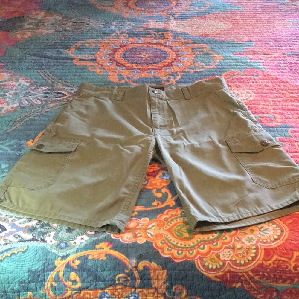 Men’s Under Armour Cargo Shorts.